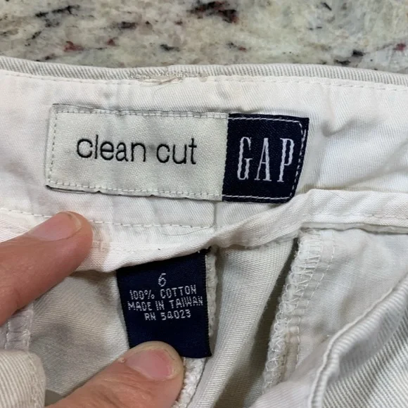 Gap clean cut capris - Picture 2 of 3